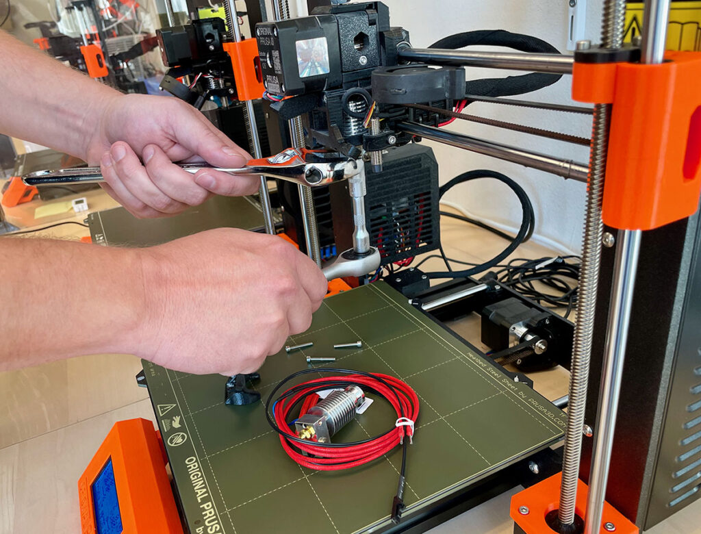 Réparation d'une imprimante 3D en atelier